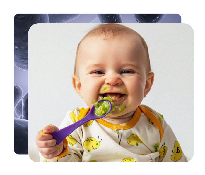 En baby spiser grøn mos med en ske og har mad ud over munden, billedet ligger ovenpå en blå baggrundsgrafik med bakterieformer.
